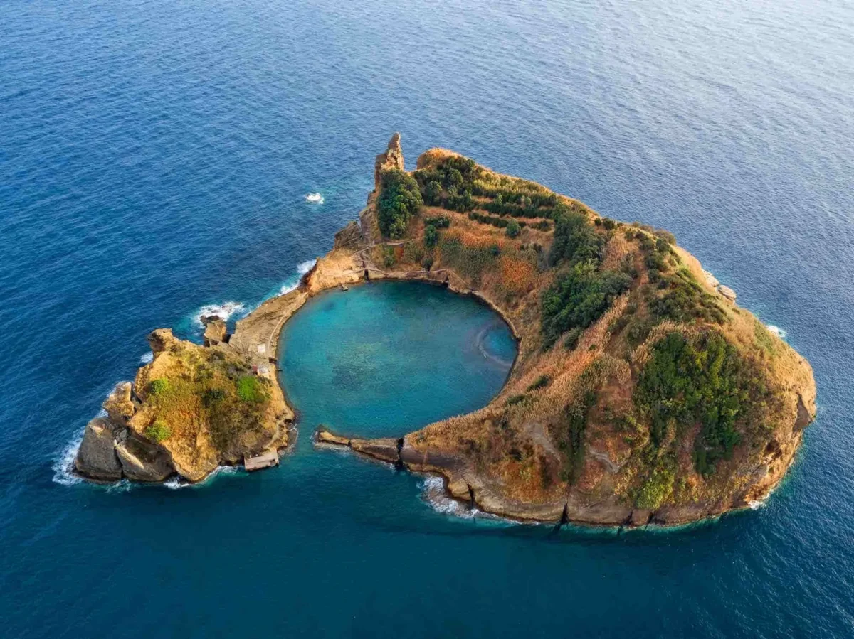 Questo luogo è l'isolotto di Vila Franca do Campo, situato al largo della costa meridionale dell'isola di São Miguel nell'arcipelago delle Azzorre